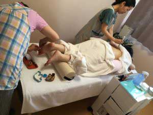 院内鍼灸室での治療