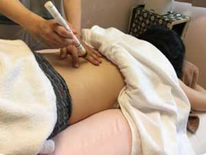 院内鍼灸室での治療